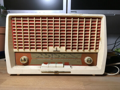 Frontansicht eines kleinen, alten, heruntergekommenen Röhrenradios von Siemens